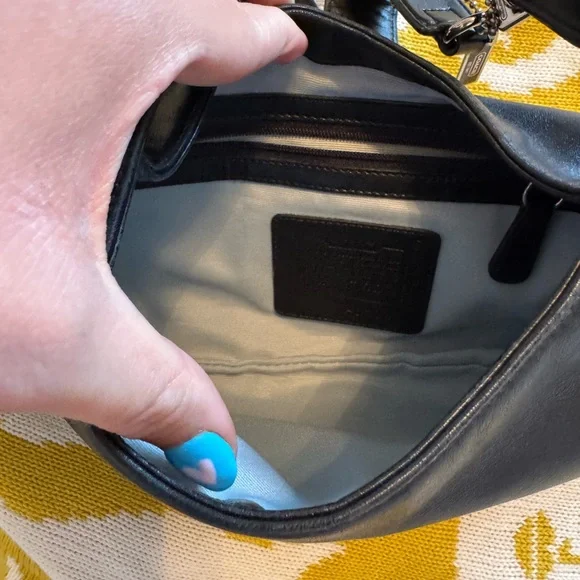 Elegant Black Leather Shoulder Bag - Picture 8 of 9